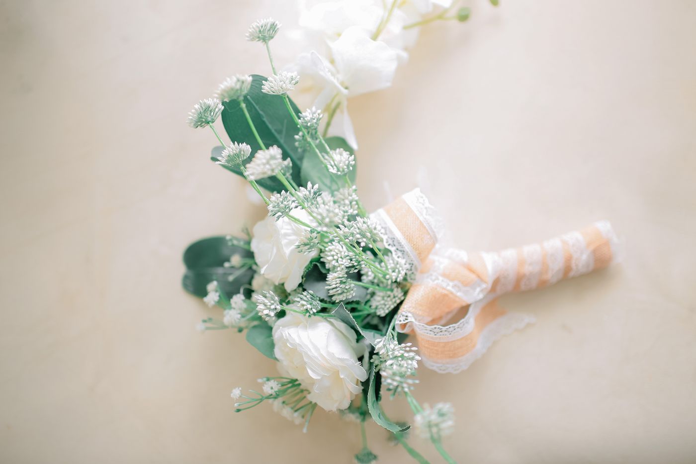 Buchet delicat de flori albe